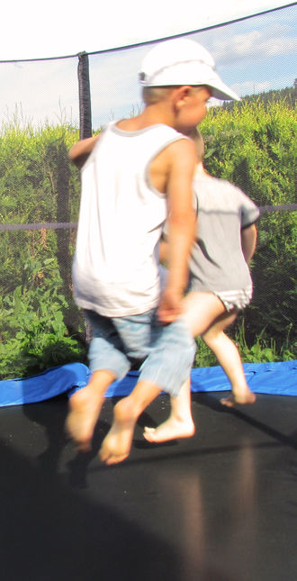 dzieci na trampolinie